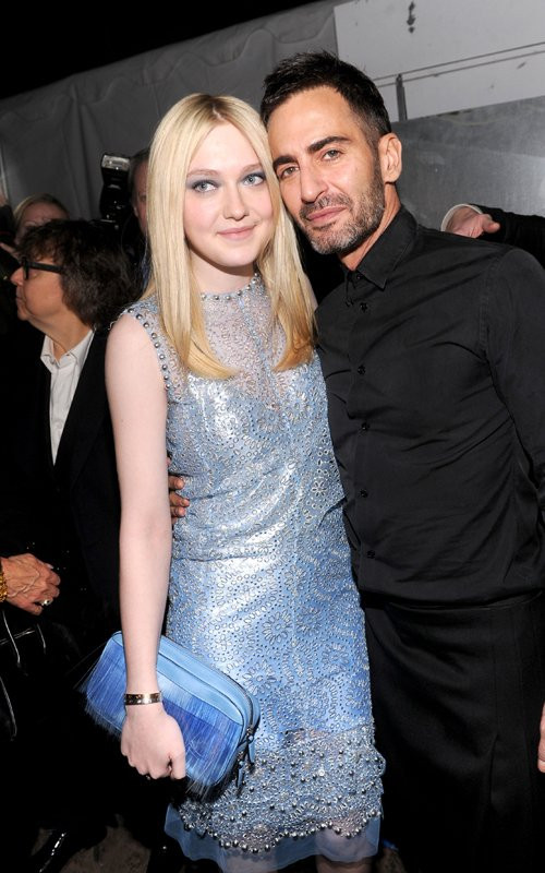 Nữ diễn viên "tài không đợi tuổi" Dakota Fanning xuất hiện tại tuần lễ thời trang New York trong show bộ sưu tập thu của nhà thiết kế Marc Jacobs. Dakota Fanning xinh đẹp bên cạnh nhà thiết kế thời trang.