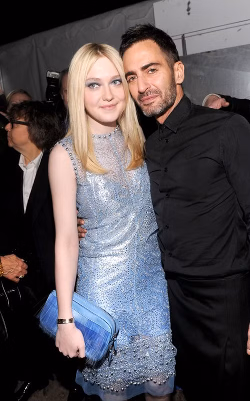 Nữ diễn viên "tài không đợi tuổi" Dakota Fanning xuất hiện tại tuần lễ thời trang New York trong show bộ sưu tập thu của nhà thiết kế Marc Jacobs. Dakota Fanning xinh đẹp bên cạnh nhà thiết kế thời trang.