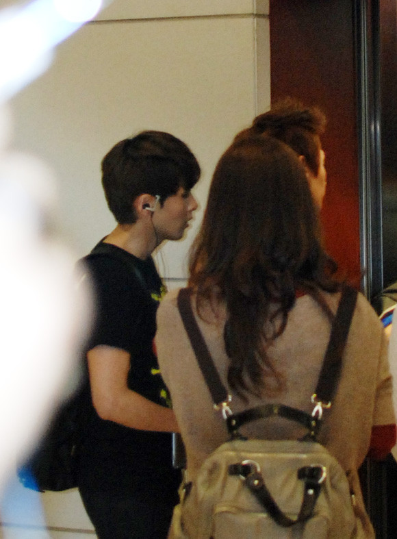 Ryeowook và Eun Hyuk (Suju) trước cửa thang máy. Ryeowook và Eun Hyuk (Suju) trước cửa thang máy.