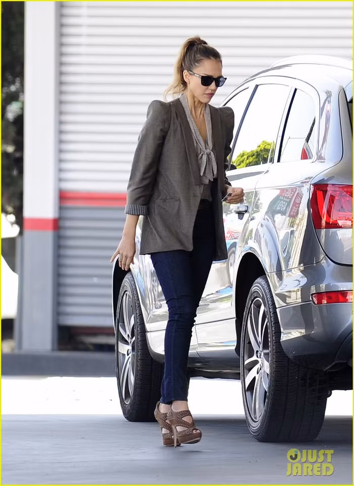 Jessica Alba được chụp lại đang dừng lại và đổ xăng cho chiếc Meter của cô hôm 14/3.