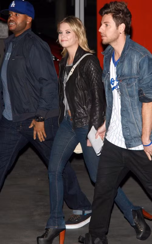 Ngôi sao của "Pretty Little Liars", Ashley Benson cùng bạn trai tiến đến Staples Center tối thứ 6 vừa qua. Nữ diễn viên trông thời trang với quần jean, áo da màu đen và đôi boot cao gót. Tập phim sắp chiếu ngày 20/2 của "Pretty Little Liars" được tiết lộ là vô cùng gay cấn với ngạc nhiên cực lớn khi bộ mặt thật của "A" sẽ trở nên rõ ràng hơn.