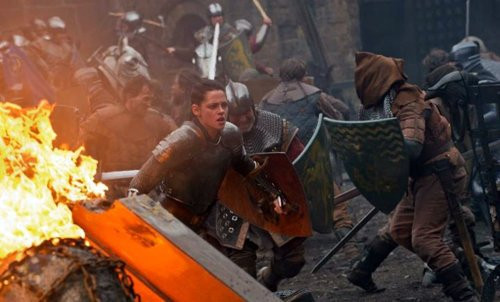 Bộ phim mới "Nữ hoàng tuyết và thợ săn" của Kristen Stewart vừa ra mắt poster. Đó là hình ảnh Kristen Stewart đang tham gia một cuộc chiến lớn.