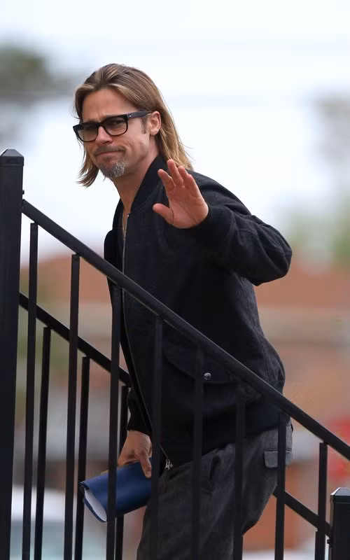 Brad Pitt đến New Orleans, Lousiana hôm 9/3 để tham gia từ thiện tại Lower Ninth Ward. Nam diễn viên vẫy tay và cười trước ống kính phóng viên cũng như các fan trên đường đi. Cuối tuần này, Brad Pitt sẽ cùng Kanye West, Rihanna, Sheryl Crow và Snoop Dogg biểu diễn tại quỹ từ thiện Make It Right Foundation. Toàn bộ tiền thu được sẽ được dùng để xây nhà cho người thu nhập thấp ở Lower Ninth Ward.
