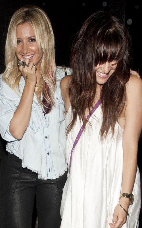Ashley Tisdale vừa kết thúc một đêm cực vui vẻ bên bạn bè tại câu lạc bộ đêm Tru ở Hollywood tối 16.3. Ngôi sao của "High school musical" xinh đẹp trong bộ áo trắng và quần đen bó sát, vừa cười vừa quàng tay ôm cô bạn thân. Sáng hôm sau, Ashley chia sẻ trên Twitter: "Tôi cảm thấy rất thoải mái và dễ chịu... Như thể ánh hào quang đang chiếu rọi mình vậy".