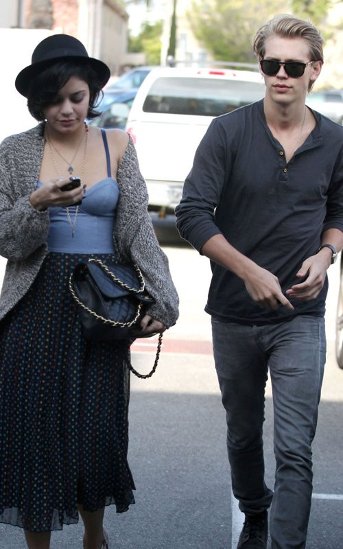 Vanessa Hudgens và bạn trai Austin Butler bị bắt gặp đang đi dạo quanh Studio City, Califorlia hôm cuối tuần. Ngày trước đó, Vanessa vừa tham dự bữa tiệc Cocktail "tiền" Oscar. Vanessa Hudgens và bạn trai Austin Butler bị bắt gặp đang đi dạo quanh Studio City, Califorlia hôm cuối tuần. Ngày trước đó, Vanessa vừa tham dự bữa tiệc Cocktail "tiền" Oscar.