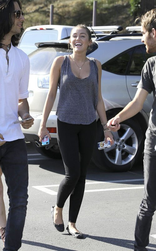 Miley Cyrus cười đùa vui vẻ cùng bạn bè xung quanh. Miley Cyrus cười đùa vui vẻ cùng bạn bè xung quanh.