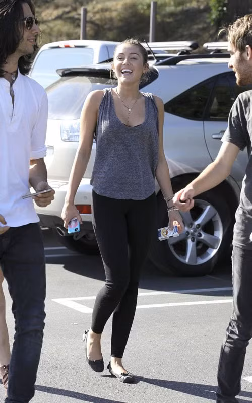Miley Cyrus cười đùa vui vẻ cùng bạn bè xung quanh.