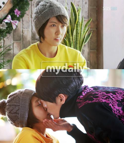 1. Phim "Secret Garden" (Vườn bí mật, 2010): Nụ hôn bọt sữa capuchino đã trở thành một trong những cảnh kinh điển của phim Hàn Quốc và trở thành xu hướng được "ăn theo" bởi vô số ngôi sao Hàn. Khi Gil Ra Im (Ha Ji Won đóng) bị dính bọt cà phê capuchino trên miệng thì Joo Won (Hyun Bin đóng) đã "lau sạch" bằng cách đặt lên môi cô một nụ hôn.