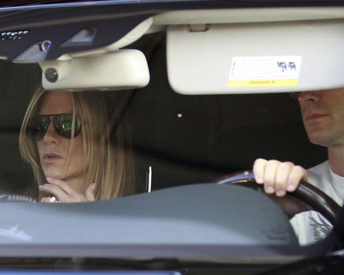 Jennifer Aniston và Justin Theroux vừa bị bắt gặp đi cùng nhau ở West Hollywood hôm thứ Năm. Gần đây, tờ Enquire tiết lộ rằng Jennifer Aniston đã có xung đột với Justin Theroux khi biết rằng anh vẫn qua lại với tình cũ Heidi Bivens.