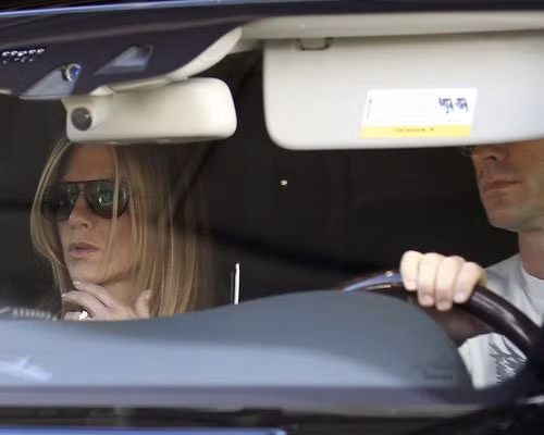Jennifer Aniston và Justin Theroux vừa bị bắt gặp đi cùng nhau ở West Hollywood hôm thứ Năm. Gần đây, tờ Enquire tiết lộ rằng Jennifer Aniston đã có xung đột với Justin Theroux khi biết rằng anh vẫn qua lại với tình cũ Heidi Bivens.