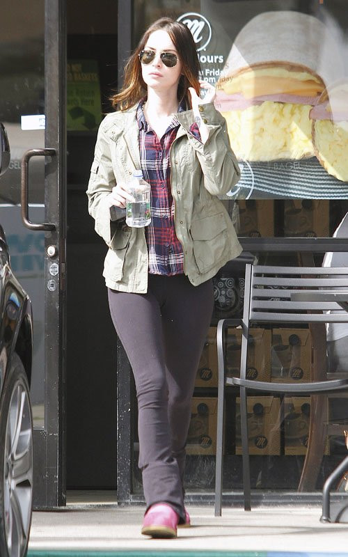 Trong khi bộ phim mới "Friend with kids" của Megan Fox vừa ra mắt, nói về những người bạn thân có con với nhau thì nữ diễn viên lại thú nhận rằng cô sẽ không bao giờ có con với bạn của mình. "Tôi không bao giờ làm thế được và cũng sẽ không bao giờ làm. Đôi khi vẫn có những trường hợp như vậy và họ bằng lòng với việc đó. Nhưng chỉ nghĩ đến việc có con với bạn của mình thôi tôi đã thấy lo lắng rồi".