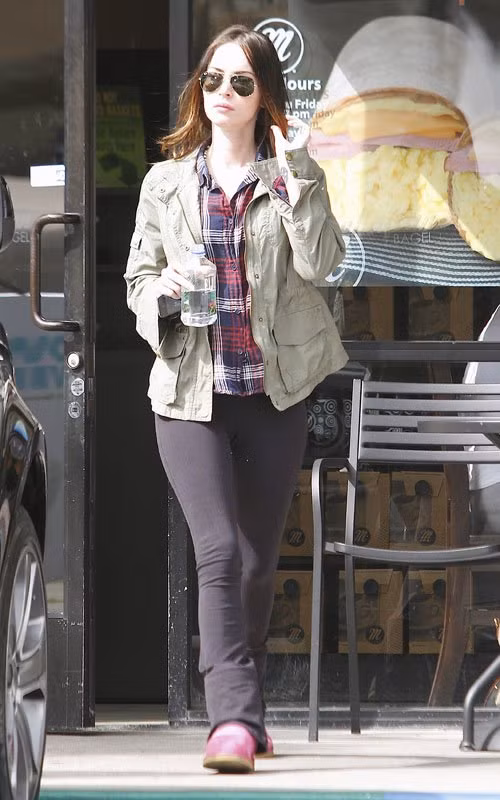 Trong khi bộ phim mới "Friend with kids" của Megan Fox vừa ra mắt, nói về những người bạn thân có con với nhau thì nữ diễn viên lại thú nhận rằng cô sẽ không bao giờ có con với bạn của mình. "Tôi không bao giờ làm thế được và cũng sẽ không bao giờ làm. Đôi khi vẫn có những trường hợp như vậy và họ bằng lòng với việc đó. Nhưng chỉ nghĩ đến việc có con với bạn của mình thôi tôi đã thấy lo lắng rồi".