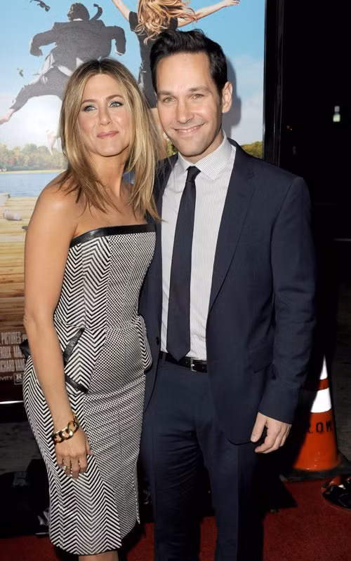 Jennifer Aniston xuất hiện cùng bạn diễn Justin Theroux tại buổi công chiếu phim "Wanderlust" ở rạp Mann Village Westwood, Los Angeles. Phim nói về cặp đôi người Manhattan đang xem xét địa điểm họ sẽ sinh sống và quyết định chọn một vùng quê nơi có thể tự do yêu đương. Jennifer Aniston xuất hiện cùng bạn diễn Justin Theroux tại buổi công chiếu phim "Wanderlust" ở rạp Mann Village Westwood, Los Angeles. Phim nói về cặp đôi người Manhattan đang xem xét địa điểm họ sẽ sinh sống và quyết định chọn một vùng quê nơi có thể tự do yêu đương.