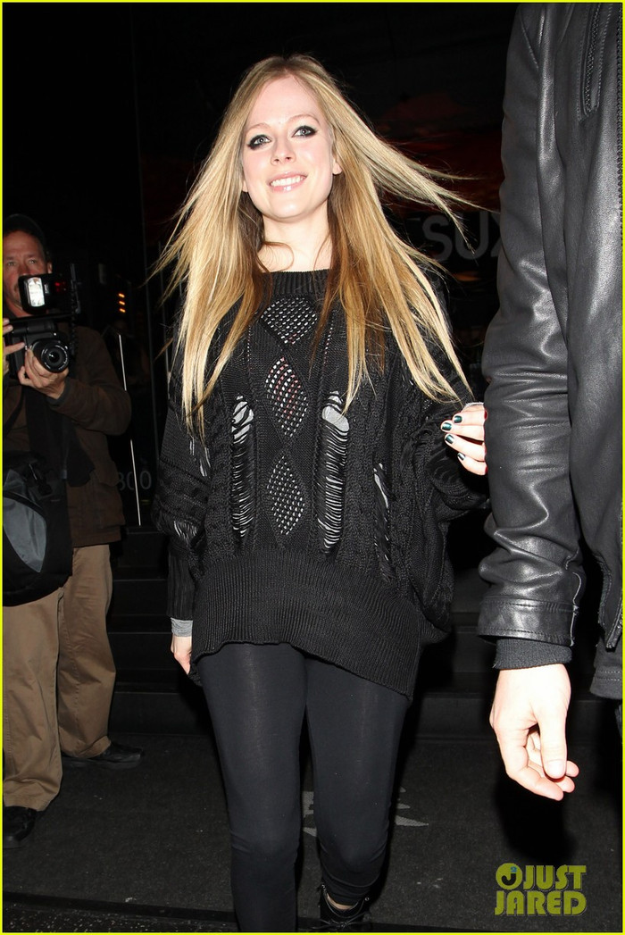 Avril Lavigne khoe nụ cười xinh đẹp và rạng rỡ của mình khi rời Katsuya ở Los Angeles. Gần đây, nữ ca sĩ tài năng vừa kết thúc thành công tour diễn thế giới Black Star và hoàn thành quá trình quay phim cho ca khúc mới "Goodbye". Avril Lavigne khoe nụ cười xinh đẹp và rạng rỡ của mình khi rời Katsuya ở Los Angeles. Gần đây, nữ ca sĩ tài năng vừa kết thúc thành công tour diễn thế giới Black Star và hoàn thành quá trình quay phim cho ca khúc mới "Goodbye".