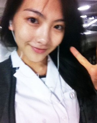 Kang Ji Young (Kara) xinh xắn cả khi trang điểm và tự nhiên.