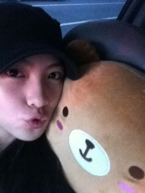 Kang Ji Young chụp hình cùng gấu bông.