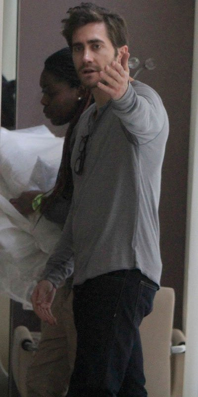 Jake Gyllenhaal vừa có mặt tại Berlin, Đức để tham dự Liên hoan phim quốc tế Berlin. Anh cũng tranh thủ đi đến salon để "tút" lại nhan sắc. Tuy nhiên, có vẻ như anh khá bực mình với các phóng viên đi theo mình nên đã chỉ tay về phía ống kính để nhắc nhở họ không "theo đuôi" nữa. Jake Gyllenhaal vừa có mặt tại Berlin, Đức để tham dự Liên hoan phim quốc tế Berlin. Anh cũng tranh thủ đi đến salon để "tút" lại nhan sắc. Tuy nhiên, có vẻ như anh khá bực mình với các phóng viên đi theo mình nên đã chỉ tay về phía ống kính để nhắc nhở họ không "theo đuôi" nữa.