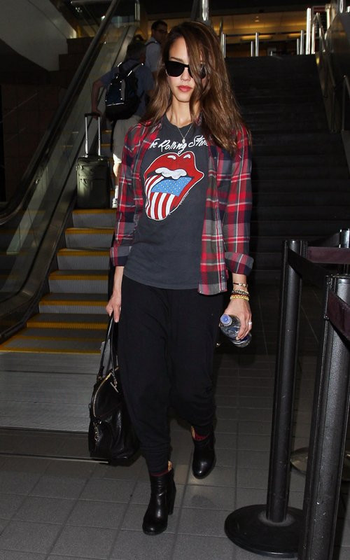 Nữ diễn viên Jessica Alba vừa bị chụp lại khi đang trở về Los Angeles chiều thứ Bảy sau khi tham dự Lễ trao giải Diane Von Fustenberg lần thứ 3. Nữ diễn viên trông đậm chất rock khi mặc quần đen, áo phông tối màu có hình cái miệng Rolling Stones bên trong áo kẻ ca rô dài tay. Nữ diễn viên Jessica Alba vừa bị chụp lại khi đang trở về Los Angeles chiều thứ Bảy sau khi tham dự Lễ trao giải Diane Von Fustenberg lần thứ 3. Nữ diễn viên trông đậm chất rock khi mặc quần đen, áo phông tối màu có hình cái miệng Rolling Stones bên trong áo kẻ ca rô dài tay.