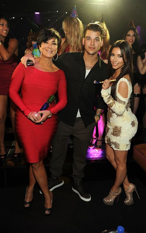 Kim Kardashian đang bận rộn giúp anh bạn Rob của mình trong ngày sinh nhật thứ 25 tại Las Vegas tối thứ Sáu.