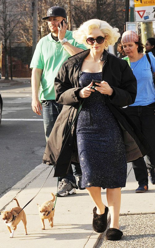 Hôm 8/3, Katharine McPhee xuất hiện trên trường quay phim "Smash" với hình tượng Marilyn Monroe cùng hai chú chó. Tập sắp phát sóng ngày 12/3 trên kênh NBC với tiêu đề "Chemistry" chắc hản sẽ khiến các fan rất mong chờ .