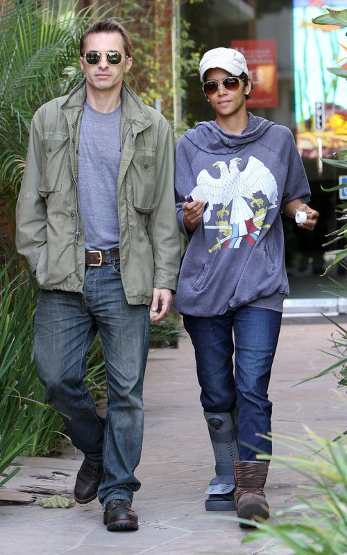 Halle Berry vừa tuyên bố hôm 10/3 rằng anh và nữ diễn viên đoạt giải Oscar-Olivier Martinez đã chính thức đính hôn. Halle Berry vừa tuyên bố hôm 10/3 rằng anh và nữ diễn viên đoạt giải Oscar-Olivier Martinez đã chính thức đính hôn.