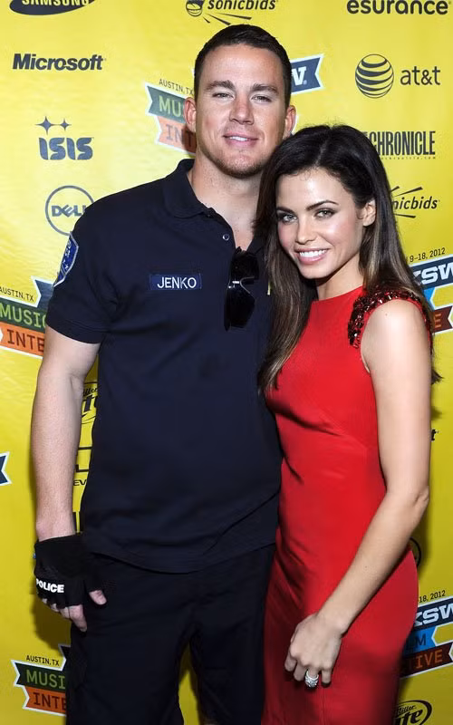 Channing Tatum cùng vợ Jenna Dewan tham dự buổi công chiếu phim "21 Jump Street" tại Austin, Texas hôm thứ Hai. Cặp vợ chồng này thậm chí còn tranh thủ ra chụp ảnh cùng các fan trong trang phục cảnh sát.