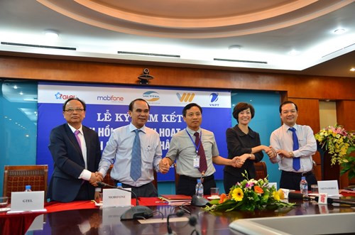 Tháng 12/2016 Viettel cùng các doanh nghiệp viễn thông khác bắt tay thể hiện sự quyết tâm thực hiện cam kết thu hồi sim kích hoạt sẵn trên các kênh phân phối. Ảnh: Hoàng Lực.