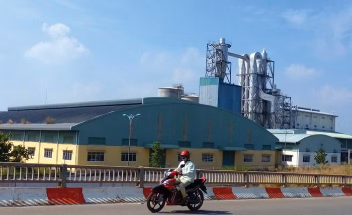 Nhà máy bột giấy Phương Nam (Long An) được đầu tư gần 3.000 tỉ đồng, hoạt động thua lỗ, khiến Bộ Tài chính liên tục phải trích quỹ trả nợ thay - Ảnh: Báo Đầu tư. Nhà máy bột giấy Phương Nam (Long An) được đầu tư gần 3.000 tỉ đồng, hoạt động thua lỗ, khiến Bộ Tài chính liên tục phải trích quỹ trả nợ thay - Ảnh: Báo Đầu tư.