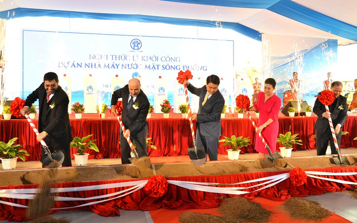 Các đại biểu tham dự nghi thức động thổ dự án Nhà máy nước mặt Sông Đuống. ảnh: H.Lực.