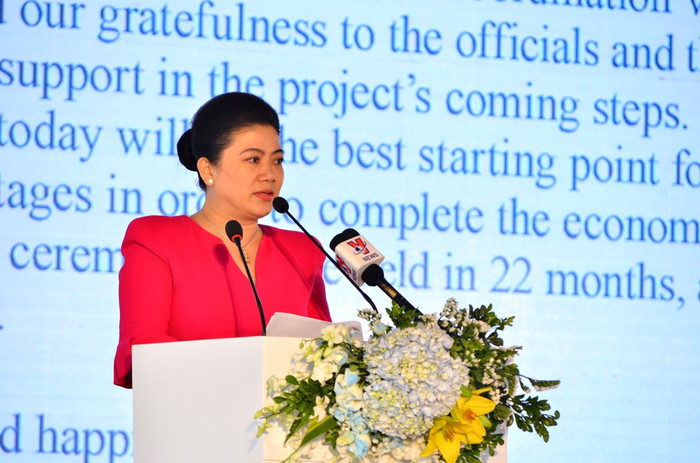 Bà Đỗ Thị Kim Liên - Chủ tịch Hội đồng quản trị Công ty Cổ phần nước mặt sông Đuống phát biểu tại Lễ khởi công. ảnh: H.Lực.