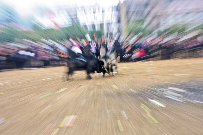 Và nhanh như cắt, 2 đối thủ lao vào nhau Và nhanh như cắt, 2 đối thủ lao vào nhau