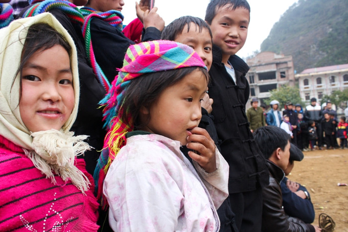 Trận đấu hấp dẫn, thu hút mọi ánh nhìn từ già tới trẻ... Trận đấu hấp dẫn, thu hút mọi ánh nhìn từ già tới trẻ...