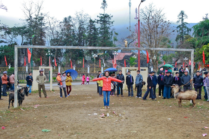 Trận đấu bắt đầu với nữ trọng tài xinh đẹp Trận đấu bắt đầu với nữ trọng tài xinh đẹp