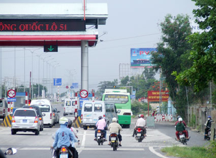 Trạm thu phí trên Quốc lộ 51 được Công ty BVEC lập ra tiến hành thu phí từ năm 2012 dù đường chưa xây xong, dự án chưa quyết toán - ảnh nguồn Báo Bà Rịa Vũng Tàu Trạm thu phí trên Quốc lộ 51 được Công ty BVEC lập ra tiến hành thu phí từ năm 2012 dù đường chưa xây xong, dự án chưa quyết toán - ảnh nguồn Báo Bà Rịa Vũng Tàu