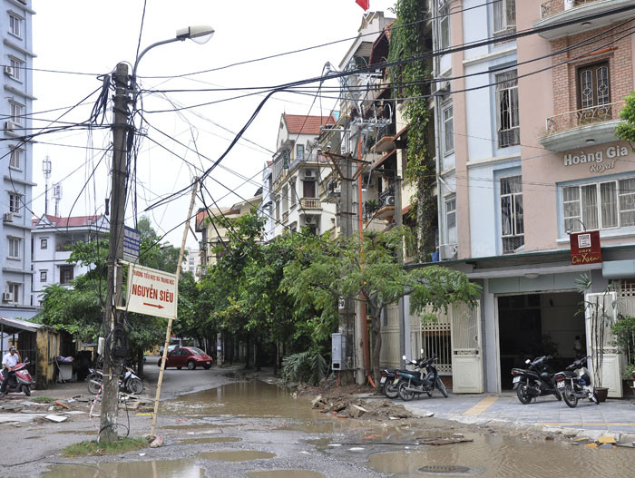 Dây điện rơi vào vũng nước ở ngõ Trung Kính . Dây điện rơi vào vũng nước ở ngõ Trung Kính .