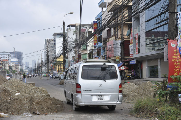 Tuyến đường Trung Kính cũng đang trong quá trình thi công nhưng tiến độ chậm chạp khiến cho con đường trở thành nỗi ám, ảnh kinh hoàng của người dân mỗi khi lưu thông qua đây. Tuyến đường Trung Kính cũng đang trong quá trình thi công nhưng tiến độ chậm chạp khiến cho con đường trở thành nỗi ám, ảnh kinh hoàng của người dân mỗi khi lưu thông qua đây.