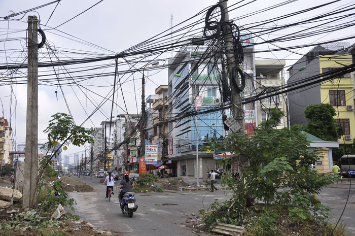 Lưới điện chằng chịt như “ma trận” … Lưới điện chằng chịt như “ma trận” …