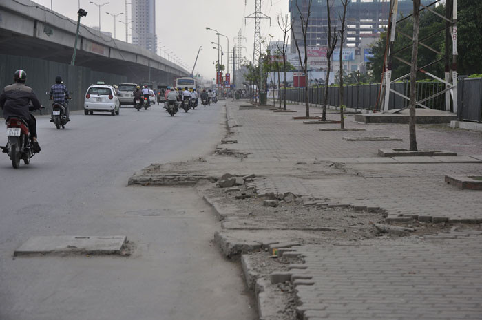 Nứt, sạt nở vỉa hè… khó khăn cho người đi lại Nứt, sạt nở vỉa hè… khó khăn cho người đi lại