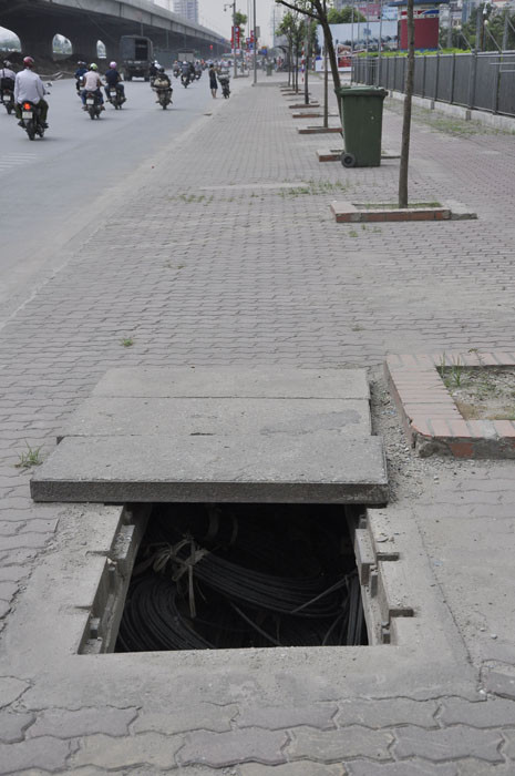 Nhiều hố ga bị mất nắp rất nguy hiểm cho người và phương tiện qua lại đoạn đường này. Nhiều hố ga bị mất nắp rất nguy hiểm cho người và phương tiện qua lại đoạn đường này.