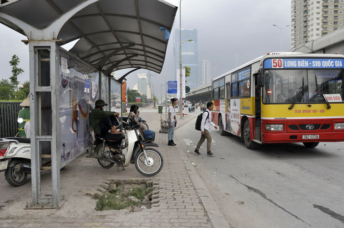 Hố sụt ngay nhà chờ xe buýt cạnh cổng Trung tâm Hội nghị Quốc gia đã lâu nhưng không có cơ quan chức năng nào để ý tới khắc phục. Hố sụt ngay nhà chờ xe buýt cạnh cổng Trung tâm Hội nghị Quốc gia đã lâu nhưng không có cơ quan chức năng nào để ý tới khắc phục.