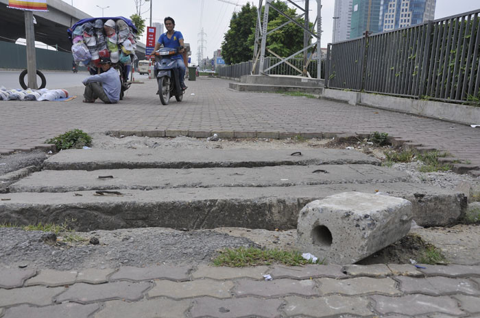 Nắp hố ga cao hơn mặt bằng vỉa hè hàng chục cm. Nắp hố ga cao hơn mặt bằng vỉa hè hàng chục cm.