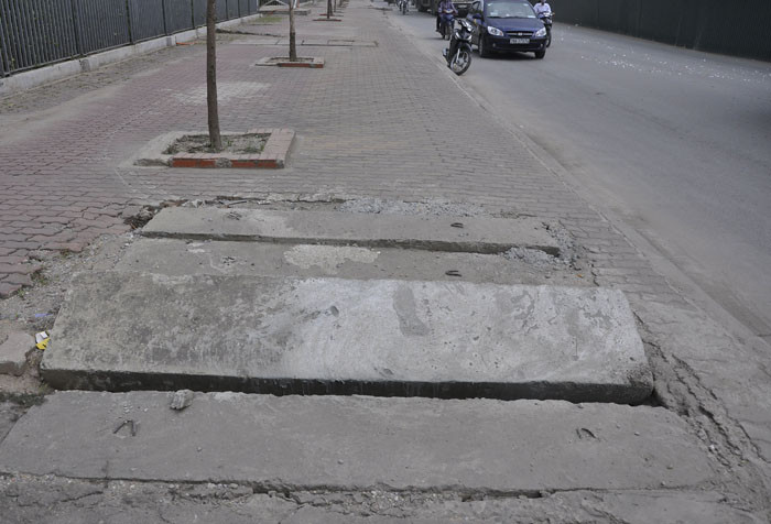 Đoạn vỉa hè chỉ dài gần 1km nhưng xuất hiện nhiều nắp hố ga bị nứt gãy. Đoạn vỉa hè chỉ dài gần 1km nhưng xuất hiện nhiều nắp hố ga bị nứt gãy.