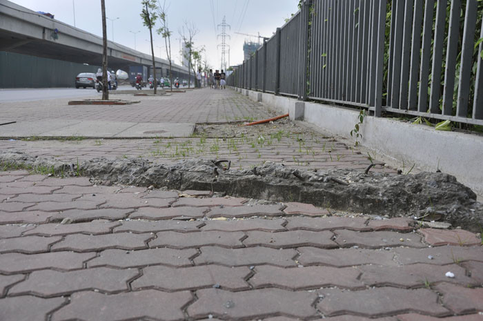 Mảng bê tông trơ sắt lên rất nguy hiểm. Mảng bê tông trơ sắt lên rất nguy hiểm.