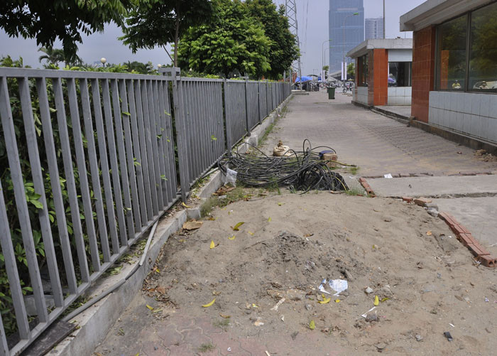 Việc đào bới vỉa hè để nắp đặt lưới điện cũng không được khôi phục lại. Việc đào bới vỉa hè để nắp đặt lưới điện cũng không được khôi phục lại.