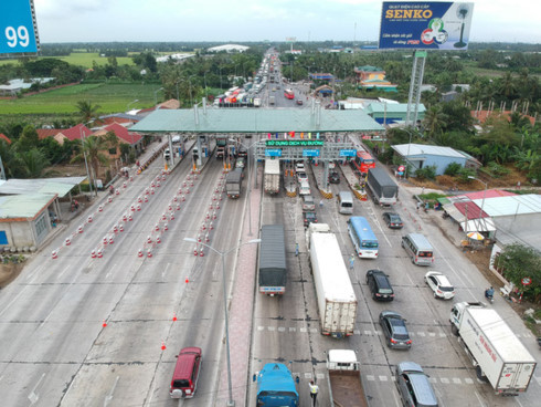 Trạm thu phí của dự án Tuyến tránh Cai Lậy, nhưng lại đặt tại Quốc lộ 1 thuộc xã Bình Phú, huyện Cai Lậy, tỉnh Tiền Giang khiến nhiều lái xe phản đối suốt thời gian qua. Ảnh Báo Người Lao Động. Trạm thu phí của dự án Tuyến tránh Cai Lậy, nhưng lại đặt tại Quốc lộ 1 thuộc xã Bình Phú, huyện Cai Lậy, tỉnh Tiền Giang khiến nhiều lái xe phản đối suốt thời gian qua. Ảnh Báo Người Lao Động.