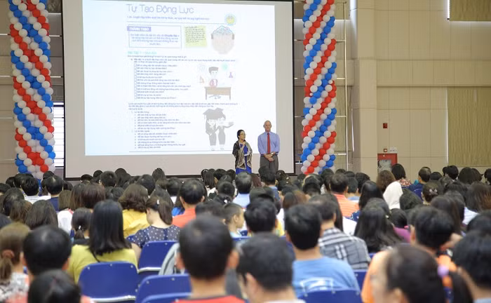 Vinschool đã tổ chức các buổi Hội thảo dành riêng cho Phụ huynh và có những chỉ dẫn để Phụ huynh có thể đồng hành cùng chương trình. Đông đảo phụ huynh đánh giá cao cách tiếp cận chủ động của Vinschool theo đúng xu hướng phát triển của giáo dục thế giới - ảnh nguồn: Vinschool.