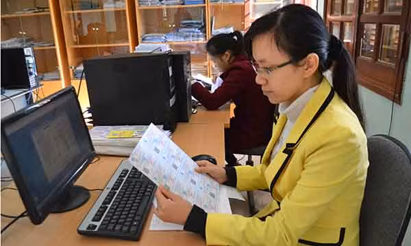 Cán bộ bảo hiểm xã hội làm thủ tục cấp sổ bảo hiểm xã hội và thẻ bảo hiểm y tế theo mã số bảo hiểm xã hội - ảnh nguồn Bảo hiểm xã hội Việt Nam