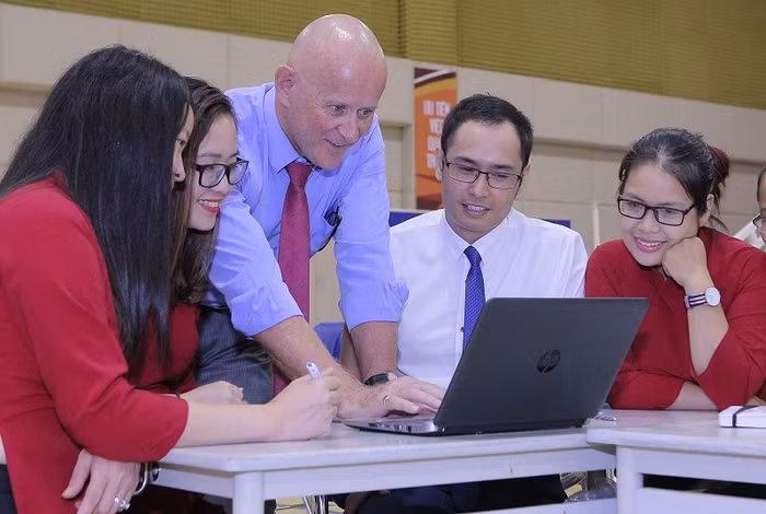 Toàn bộ giáo viên Vinschool được Tiến sĩ Lance G. King đào tạo bài bản để thực hành ứng dụng “Kỹ năng thế kỷ 21” vào tất cả các môn học cũng như hoạt động để học sinh thẩm thấu kỹ năng nhanh và bền vững nhất - ảnh nguồn: Vinschool.