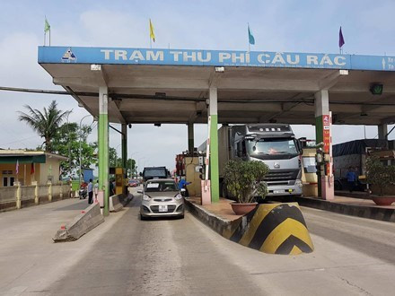 Vị trí đặt trạm BOT Cầu Rác tại Hà Tĩnh là một trong những vụ việc gây bức xúc trong dư luận địa phương thời gian qua. ảnh: Báo Lao động. Vị trí đặt trạm BOT Cầu Rác tại Hà Tĩnh là một trong những vụ việc gây bức xúc trong dư luận địa phương thời gian qua. ảnh: Báo Lao động.