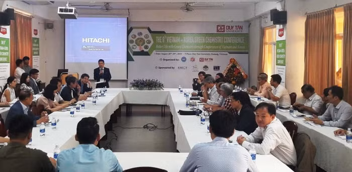 Các nhà khoa học chia sẻ kết quả tích cực trong nghiên cứu và phát triển Hóa học xanh, góp phần nâng cao chất lượng cuộc sống. Ảnh: AN